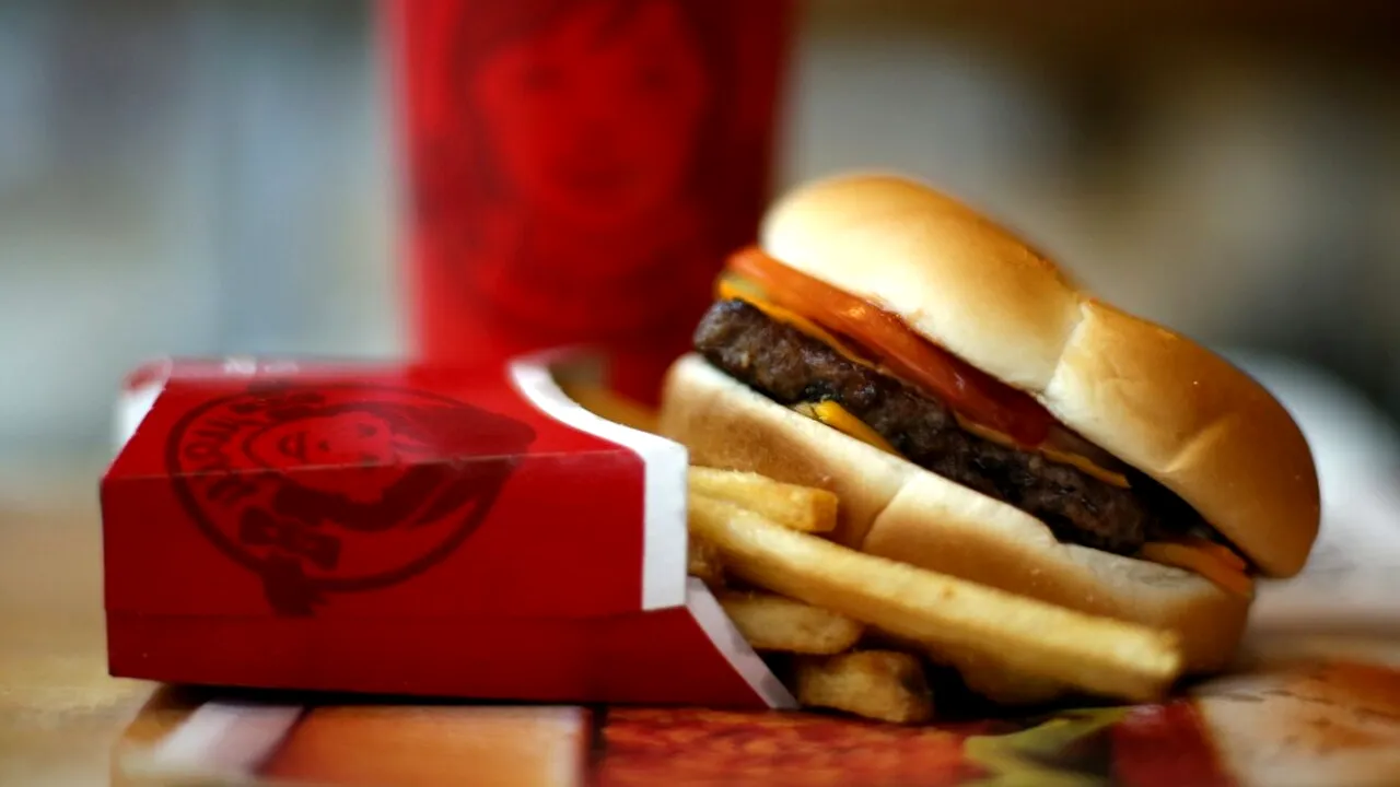 Un nou gigant al fast-food-ului american intră pe piața din România: Provocare pentru McDonald's, KFC, Popeyes și Burger King