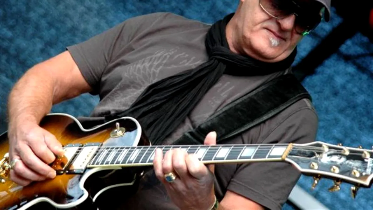 Chitaristul Jan Akkerman concertează în București. Cât costă biletul 