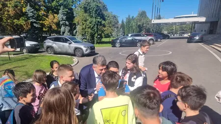 Marcel Ciolacu a întâmpinat un grup de elevi la Guvern: ,,Mi-am alimentat „BATERIILE″ cât să mă țină pentru următoarele 58 de zile!″