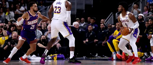 LeBron James și fiul său au scris istorie pe parchetul din NBA. Au jucat împreună BASCHET într-un meci de pregătire