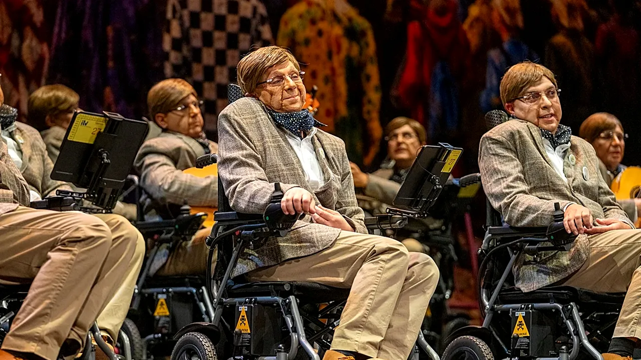 Un grup de artiști spanioli costumați în Stephen Hawking a defilat pe străzile din Cádiz. Gestul, contestat de mulți, are un mesaj foarte serios
