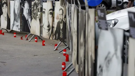 Nouă ani de la tragedia din Colectiv. În fața fostului „Club al morții” se ține slujba de pomenire a celor decedați