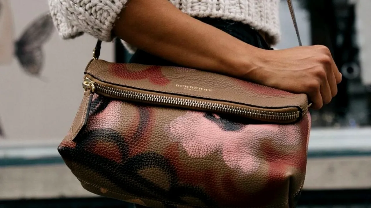 IMAGINI. Fotografia care a stârnit un val de furie pe internet. Creatorul de modă care vinde o geantă făcută din coloana vertebrală a unui copil