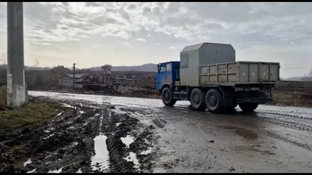 VIDEO | Maşinile cu care sunt transportaţi minerii de la cariera Jilț, vechi şi de 30 de ani: “Pericolul este în fiecare zi când ne urcăm în aceste maşini“