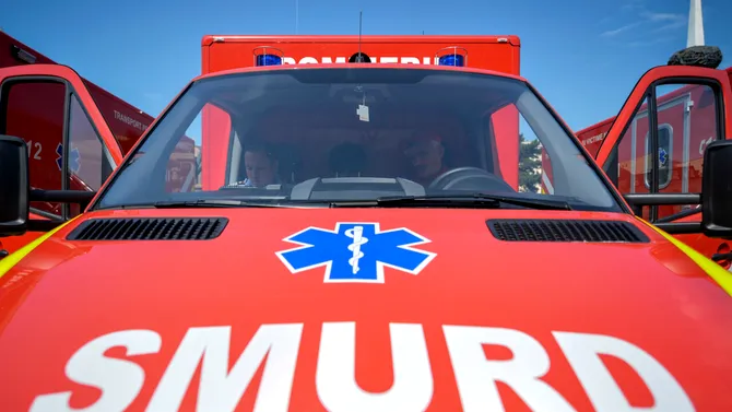 Un copil de 7 ani și mama sa au CĂZUT de la etaj, din blocul în care locuiesc, în Sectorul 2 al Capitalei. Polițiștii fac verificări