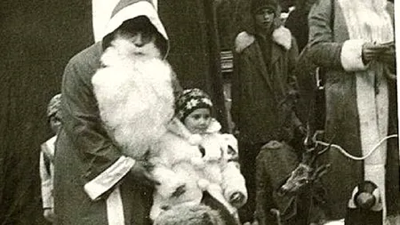 Cine e fetița din brațele lui Moș Gerilă?