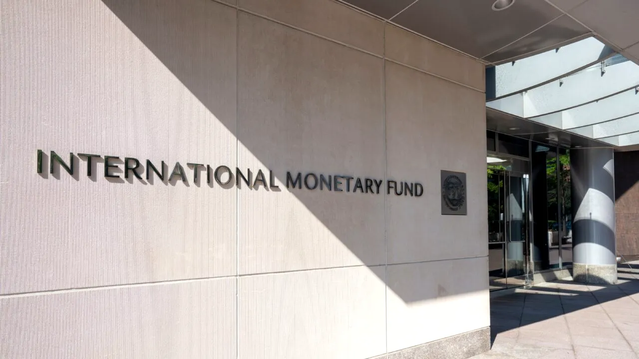 Avertisment din partea FMI: Impunerea de către SUA de noi taxe vamale menține incertitudinea privind comerțul mondial la cote ridicate