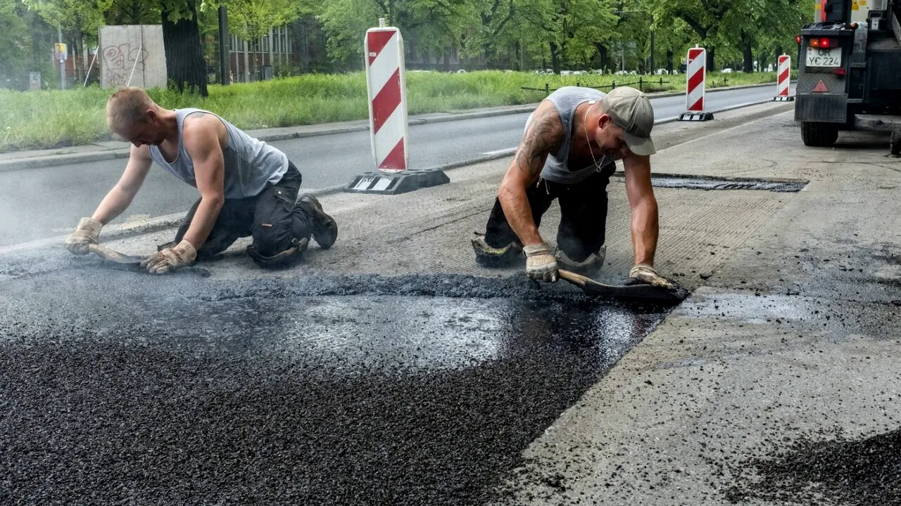 ANGAJATORII, obligați să asigure condiții speciale de muncă pentru angajați pe timp de caniculă. Cum și de când se aplică?