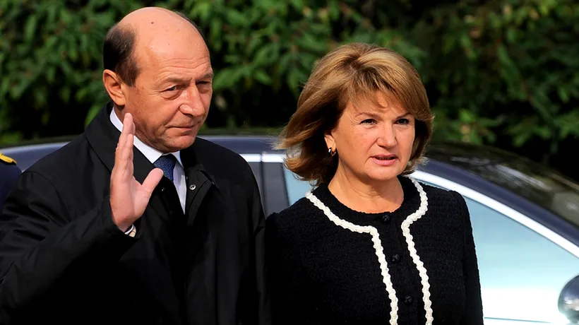 Traian Băsescu și soția sa au plecat cu elicopterul de la Covasna
