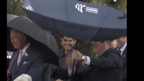 Premierul Boris Johnson a stârnit hohote de râs pe rețelele de socializare după ce a fost surprins „luptându-se” cu o umbrelă buclucașă (VIDEO)