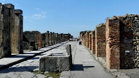 A scris cu marker pe zidul unei locuințe romane străvechi! Ce pedeapsă riscă să primească turistul care a făcut acest lucru