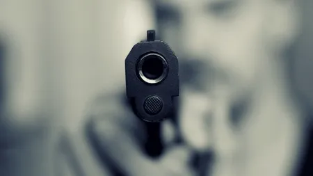 Bărbat împuşcat de un tânăr în parcarea unui bloc din Craiova. Victima a ajuns la spital cu două răni la braţul stâng