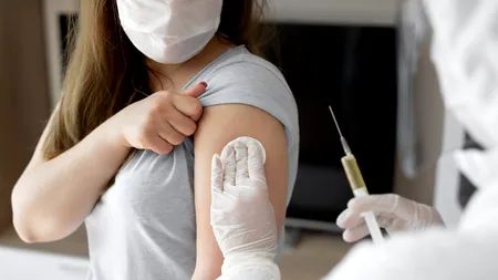 Cum se pot înscrie pentru vaccinarea anti-COVID-19 persoanele din etapa a doua a campaniei
