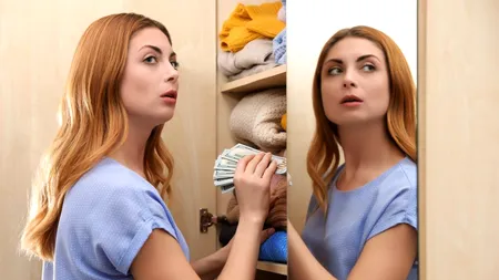 Peste 30% dintre români și-ar păstra economiile într-un plic în şifonier (STUDIU)