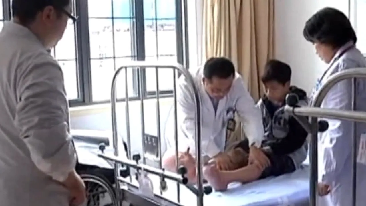 Boala ciudată de care suferă un băiat din China. De ce nu a purtat niciodată încălțăminte. VIDEO