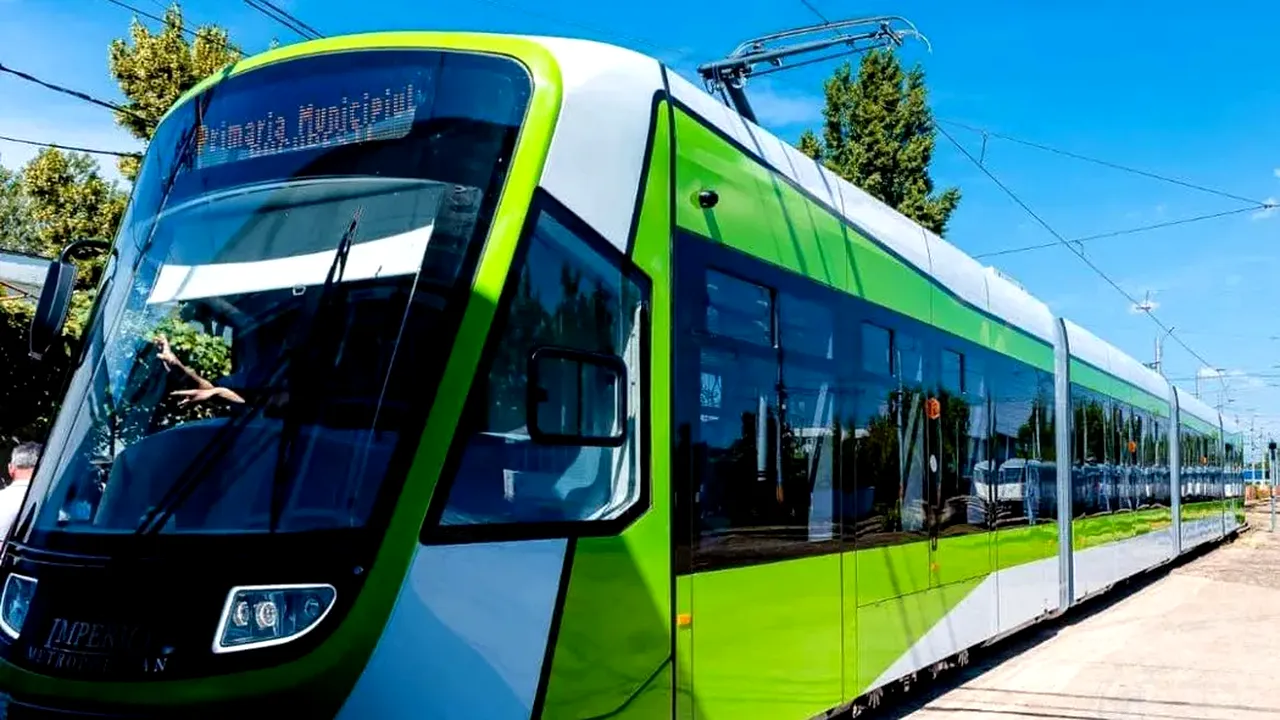 Accident între un autobuz STB și un tramvai în București. Un pasager a fost rănit