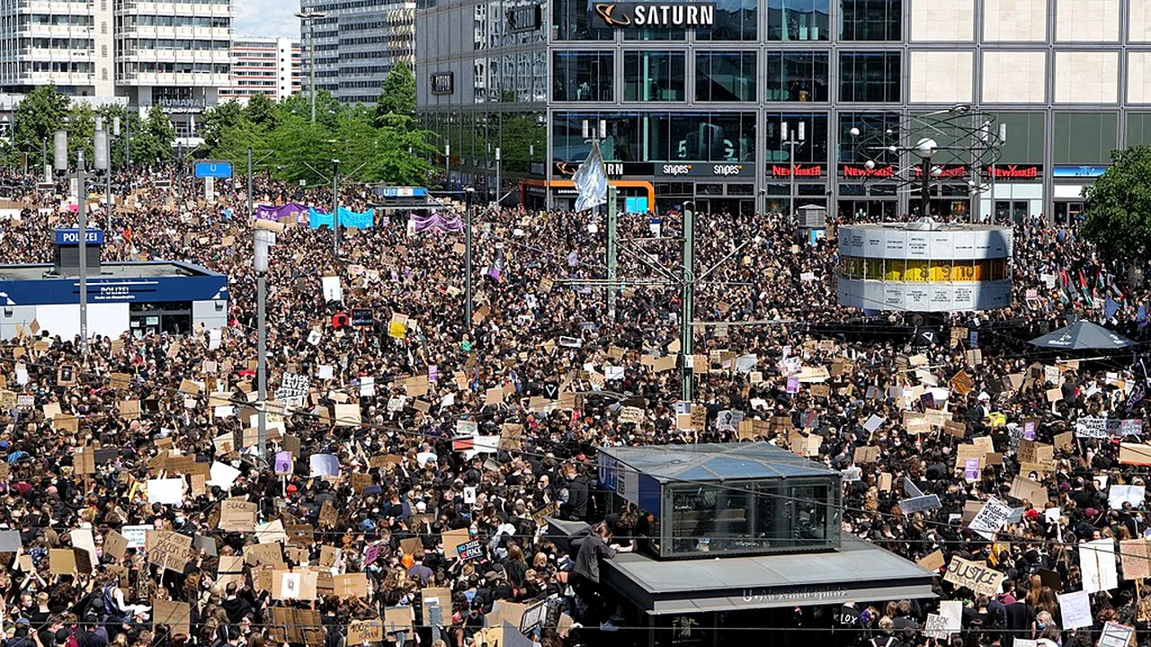 Proteste violente la Berlin. 18 polițiști au fost răniți! Lupte între „Covidiots” și „bunici împotriva extremei drepte”