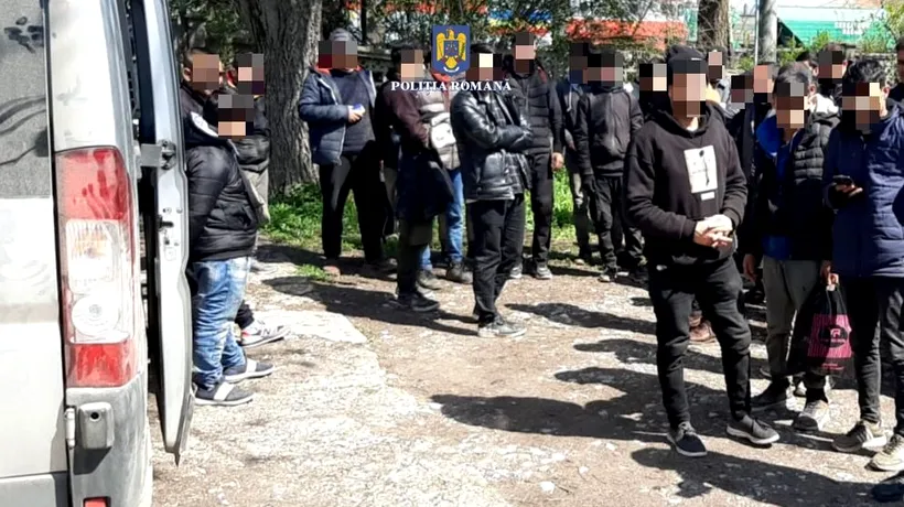 Doi bulgari care transportau zeci de cetățeni afgani cu un microbuz, arestați pentru trafic de migranţi