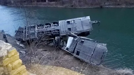 Accident grav în Vâlcea | Mașini căzute în râul Olt după ce platforma pe care erau a lovit un parapet - FOTO