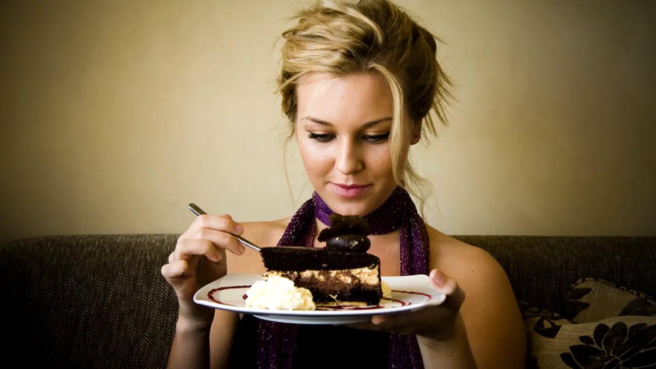 STUDIU. Riscurile la care se expun cei care mănâncă multe dulciuri