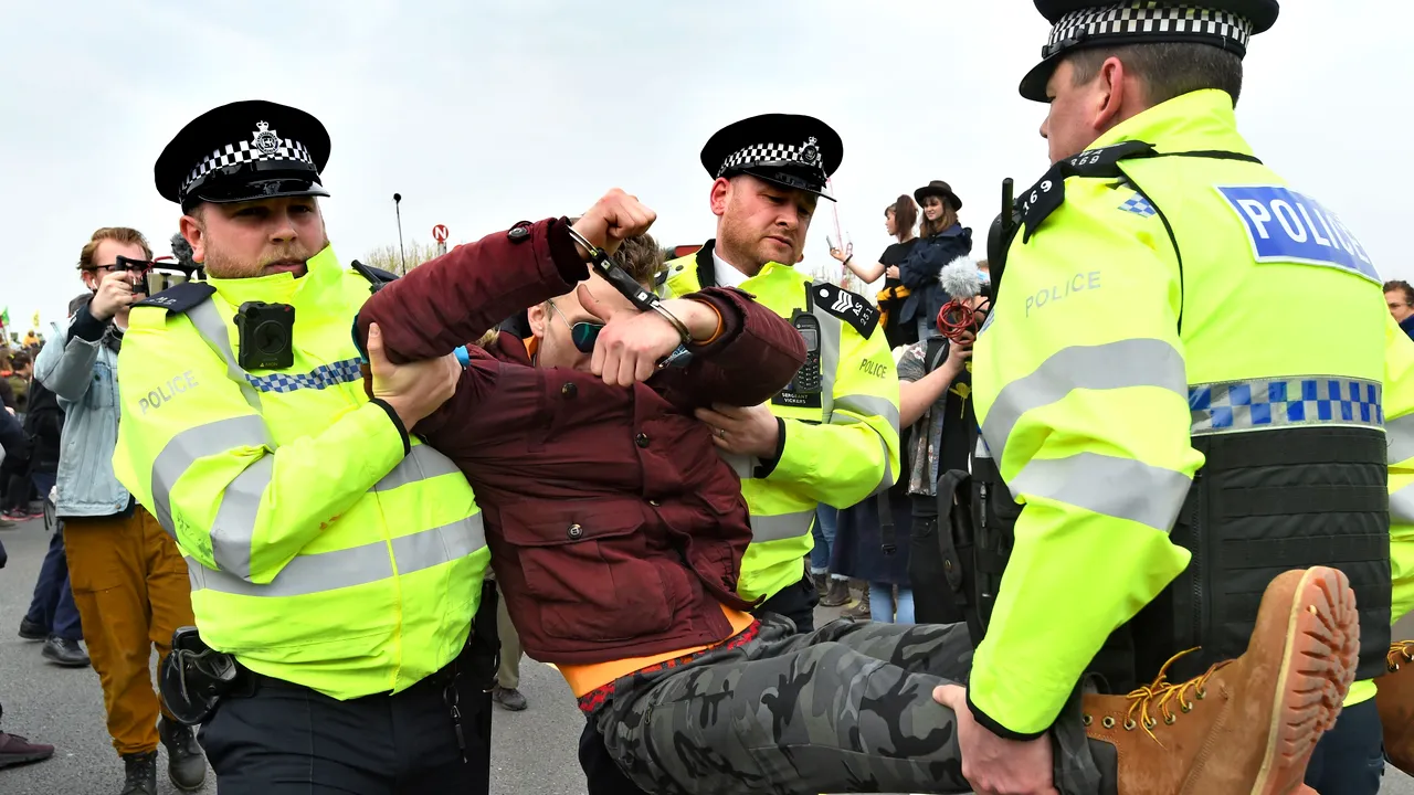 Proteste pentru mediu la Londra. Sute de persoane au fost arestate după ce au blocat mai multe străzi - VIDEO