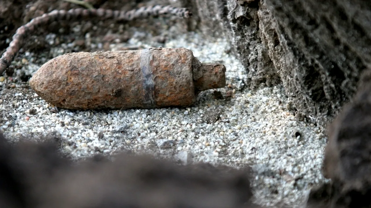 Două bombe în stare de funcționare, descoperite de doi copii în albia unui râu din Bacău 