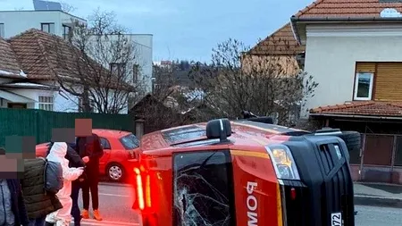 UN MICROBUZ care transporta români din Franța spre centrul de carantină s-a răsturnat