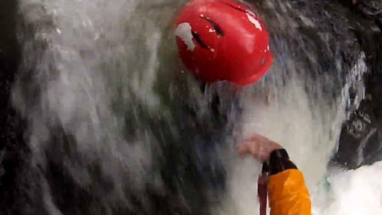 Operațiune spectaculoasă de salvare a unui bărbat prins între două stânci. VIDEO