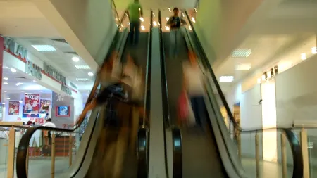 Ce se poate întâmpla când te grăbești pe scările rulante. Topul celor mai 