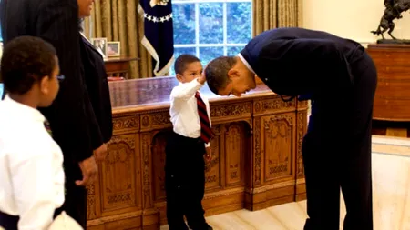 Cel mai puternic om, cu capul plecat. Povestea fotografiei care a făcut înconjurul lumii 