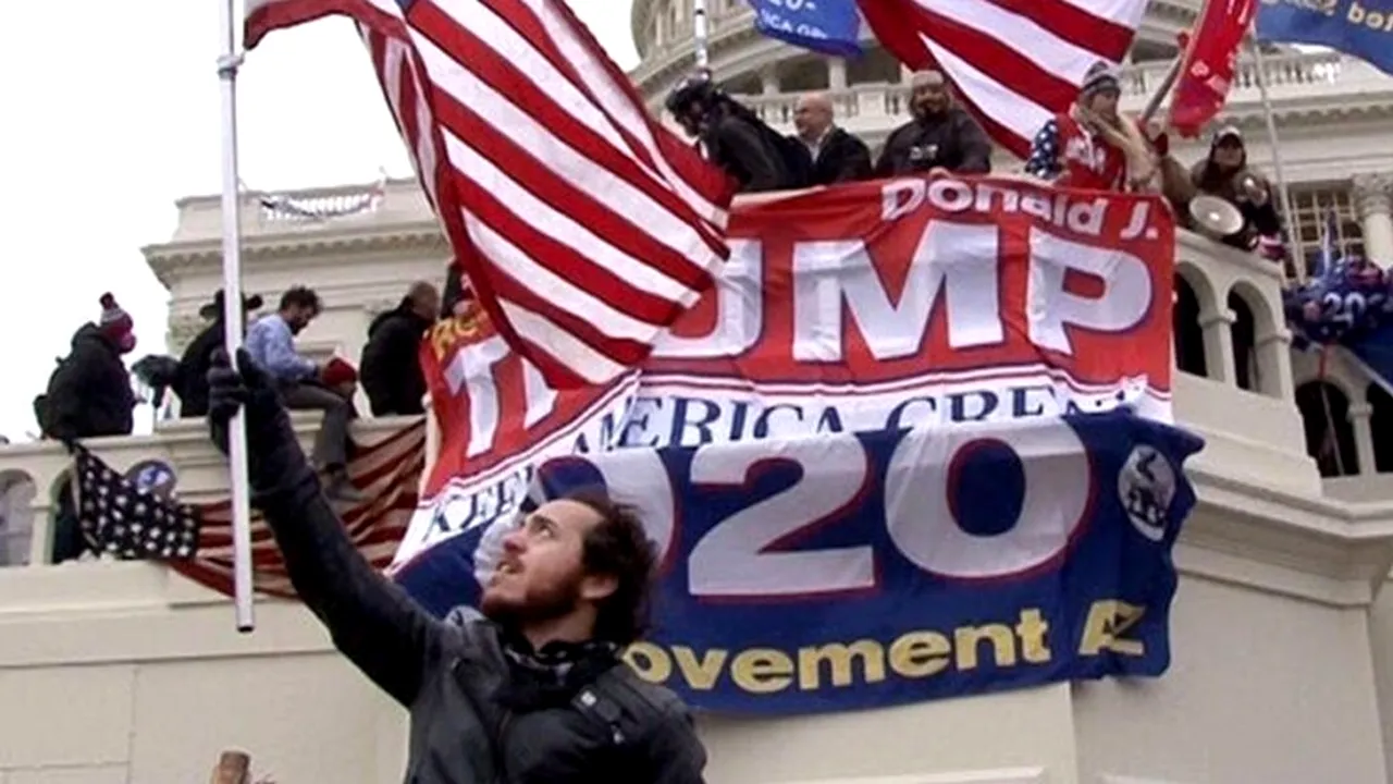 Un bărbat grațiat de Donald Trump pentru asaltul de la Capitoliu a fost UCIS de poliție