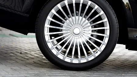 Ce trebuie să faci dacă îți explodează cauciucul în mers. Care este cea mai mare greșeală pe care trebuie să o eviți