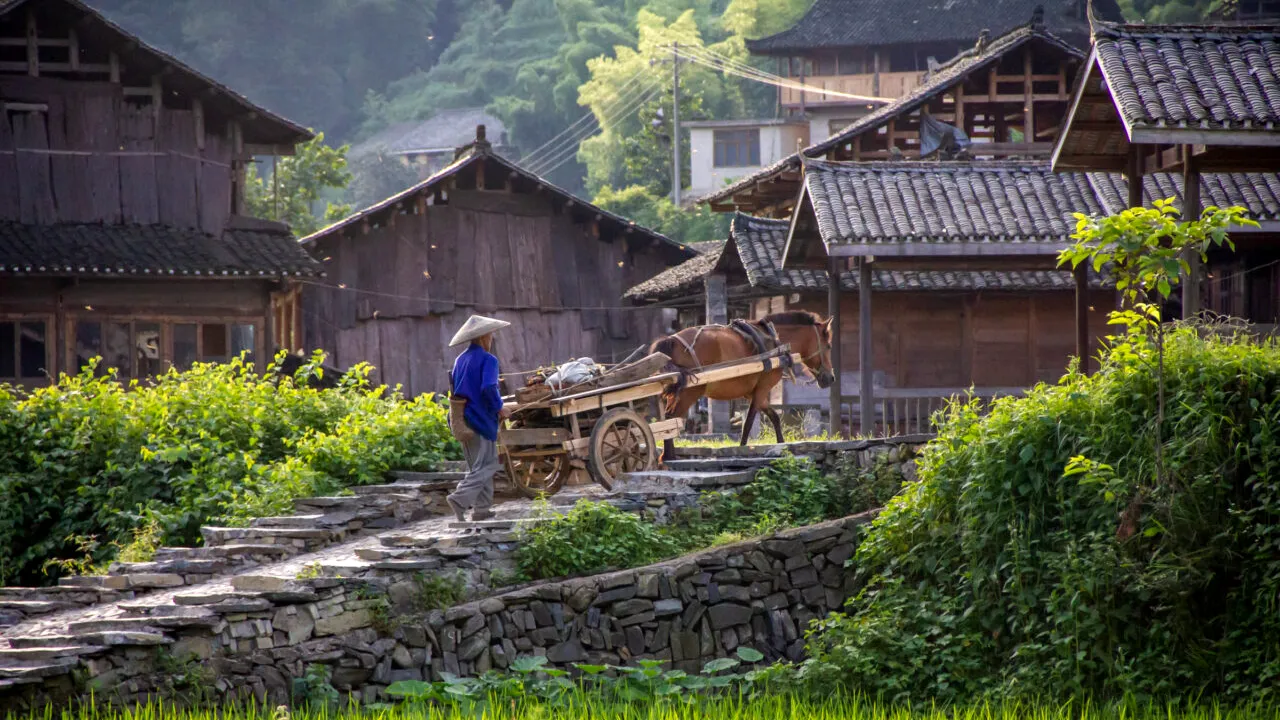 Povestea pensionarului care se luptă cu RECHINII IMOBILIARI. Refuză să își vândă casa chiar și după ce l-au înconjurat cu un parc industrial
