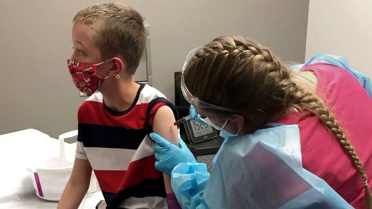 Adolescenții cu vârste între 12 și 17 ani se pot imuniza cu vaccinul Moderna începand cu 1 august