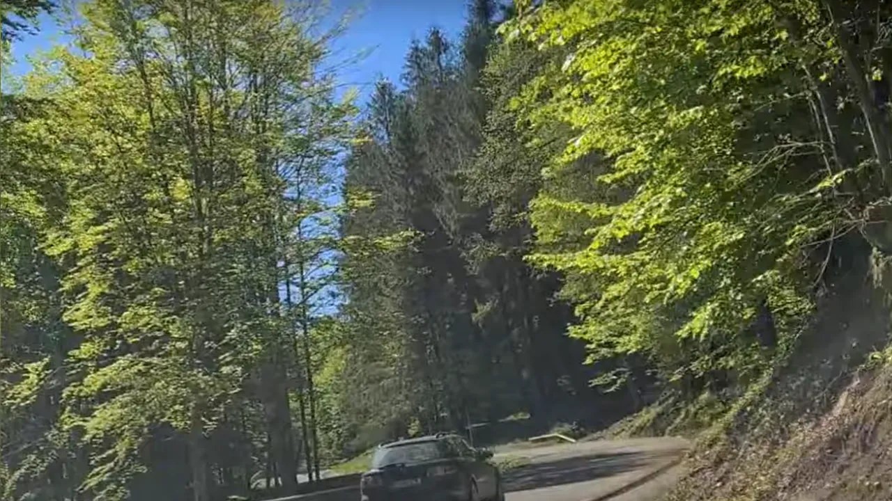 VIDEO | Cum arată drumul de munte care ar putea fi o alternativă la aglomerația de pe Valea Oltului. Este de o frumusețe rară