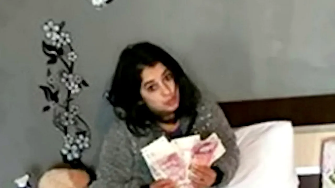 O hoață româncă s-a fotografiat pe patul plin de bani și s-a „dat