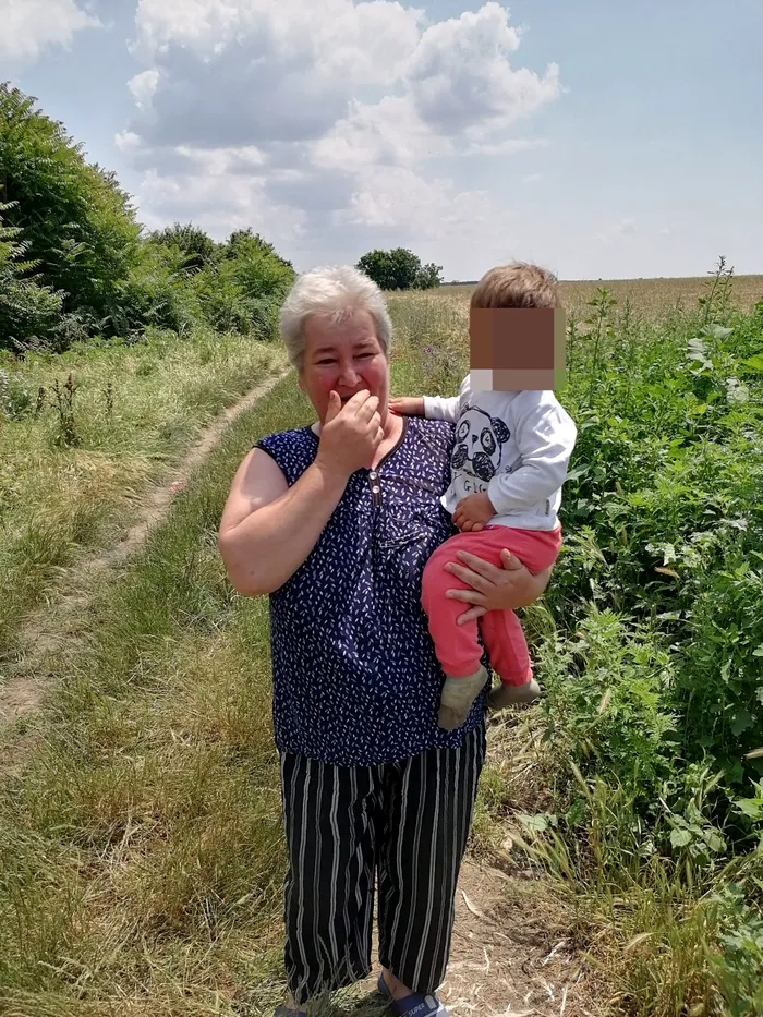 O fetiţă de doi ani, dispărută de acasă, găsită teafără într-un lan de grâu după o oră de căutări / Sursa foto: IPJ Dolj