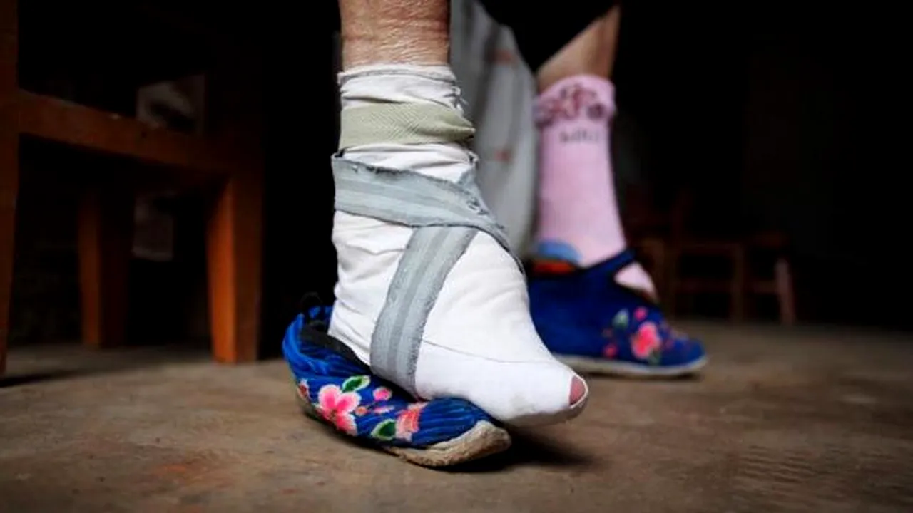 Vechea și bizara tradiție chinezească a picioarelor Lotus, expusă într-un proiect foto inedit