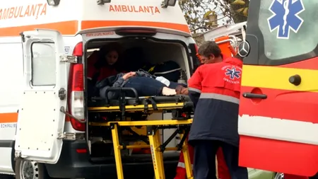 Un mort și doi răniți în Bistrița-Năsăud, după ce un microbuz s-a răsturnat peste gardul unui imobil