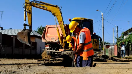 Două milioane de euro pentru o rețea de canalizare la care localnicii NU VOR SĂ SE RACORDEZE pentru că nu au baie în locuință. Viceprimarul s-a branșat, dar nici el nu are baie