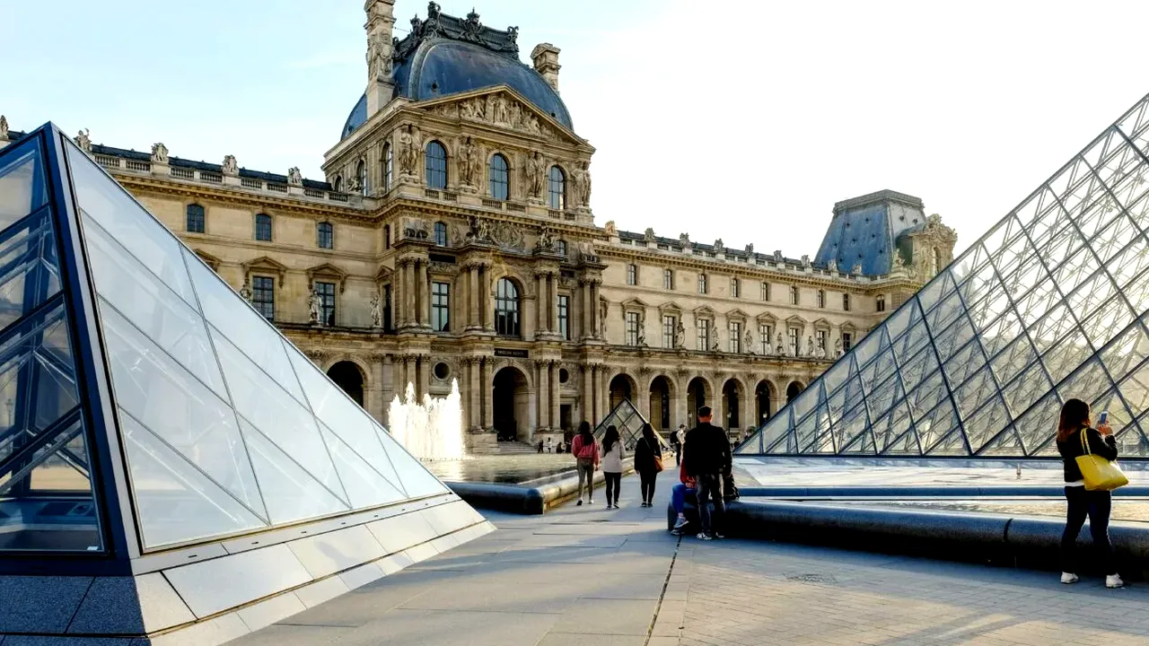 Problemele se țin lanț la Luvru. O galerie a muzeului a fost închisă ca măsură de precauție. De ce se tem autoritățile