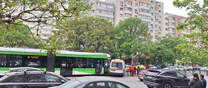 <span style='background-color: #1e73be; color: #fff; ' class='highlight text-uppercase'>FOTO-VIDEO</span> Accident grav în Capitală: Un tramvai și o ambulanță în care se afla un pacient s-au CIOCNIT, în apropiere de Lizeanu