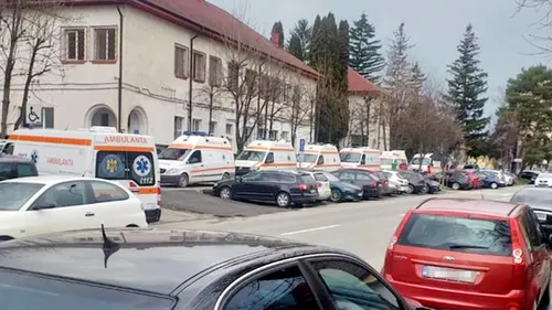 Coadă de ambulanțe la Spitalul de Boli Infecțioase Brașov. Medic: „Situaţia este foarte gravă”