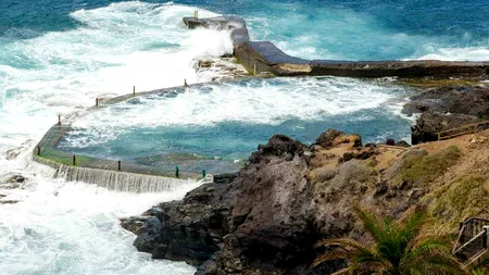 Tragedie în Tenerife: MAE confirmă că doi români au murit după ce au fost surprinși de valuri uriașe într-o piscină naturală din Los Gigantes