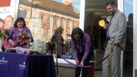 Demonstrație publică de aranjamente florale, la inaugurarea celei mai noi florării din Arad