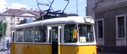 Un pensionar a căzut din tramvai, după ce vatmanul a plecat cu ușile deschise