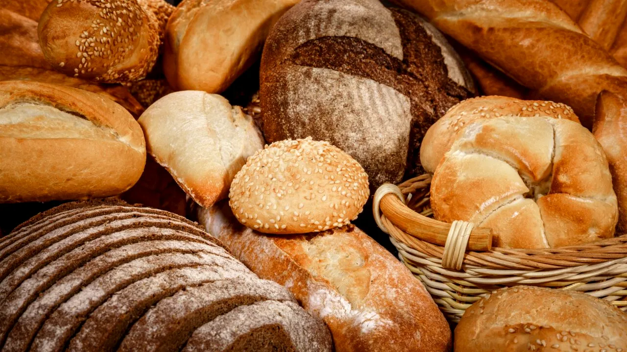 Românii mănâncă în medie 7 kg de pâine pe lună, mai puțină de la an la an. Clasica franzelă pierde tot mai mult teren