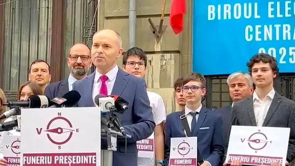 Daniel Funeriu și-a depus candidatura la BEC, însoțit de elevi olimpici și părinții lor, cu afișe: „FUNERIU PREȘEDINTE”