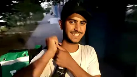 Cât câștigă acest indian, din cele două joburi din România: instalator și livrator: 