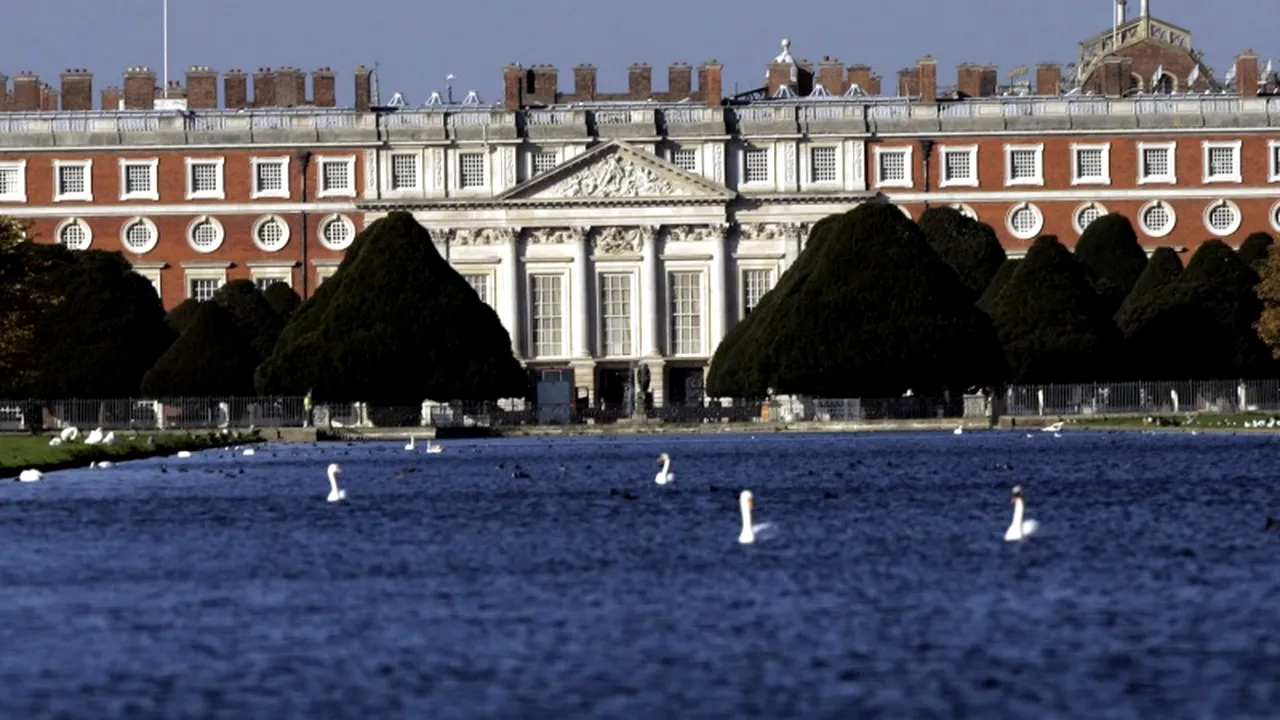 Detaliul straniu surprins cu telefonul mobil de către o fetiță de 12 ani care și-a fotografiat verișoara